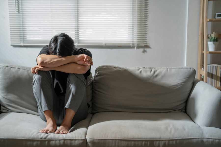 Persona sentada en un sofá como manipulación emocional