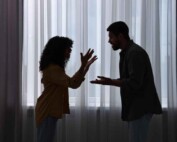 Pareja haciendo chantaje emocional