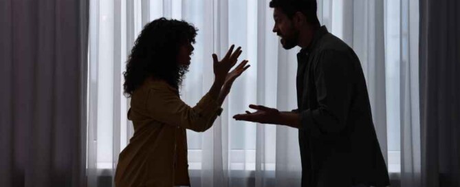 Pareja haciendo chantaje emocional