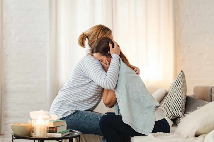 Madre abrazando a su hija