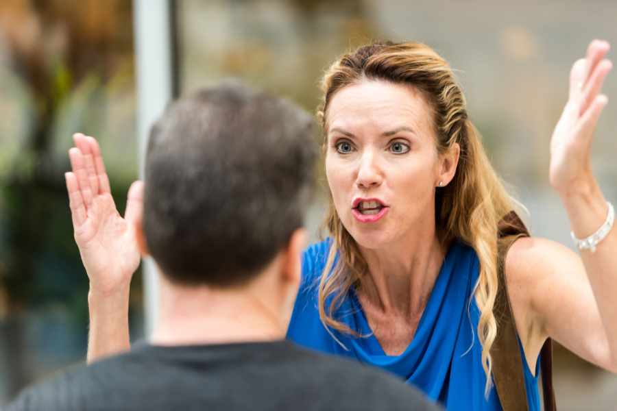 Mujer discutiendo con un hombre
